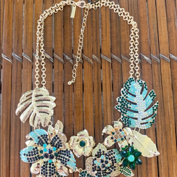 New White House Black Market Statement Necklace - Picture 3 of 6